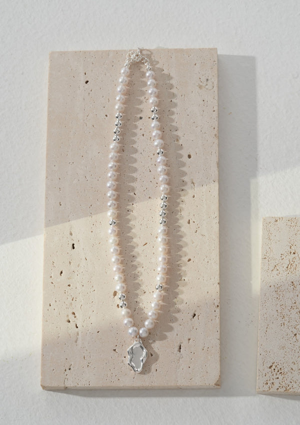 Pearl design necklace