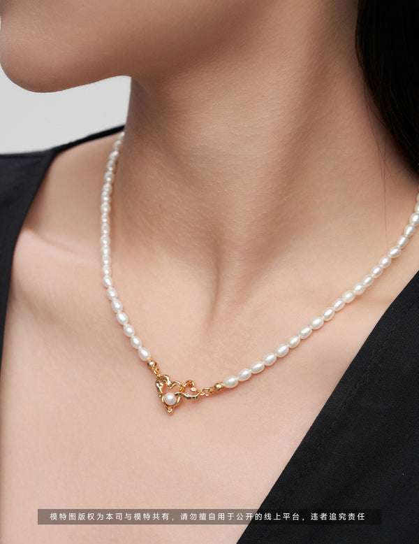 Love intertwined pearl necklace