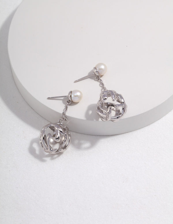 Fluid pearl earrings