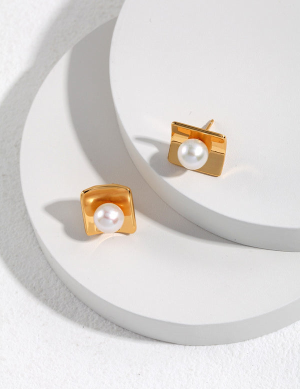 Minimal pearl earrings